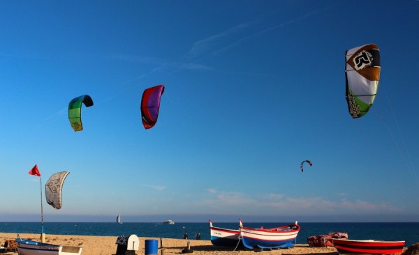 Vola sul mare di Trapani “in sella” ad un Kitesurf